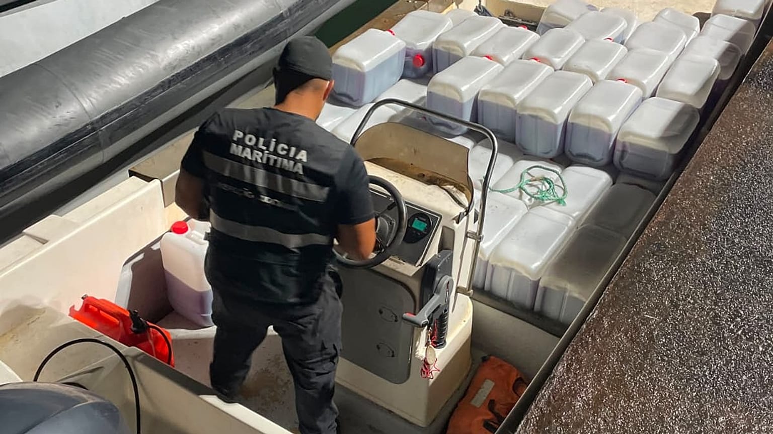 Polícia Marítima apreendeu 5.900 litros de combustível em Almada na terça-feira