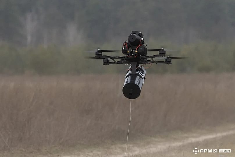 Drones con un carrete de fibra óptica