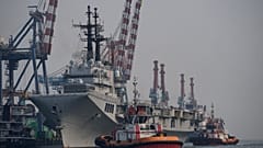 Były lotniskowiec włoskiej marynarki wojennej Giuseppe Garibaldi wpływa do portu Tanjung Priok w Dżakarcie w Indonezji, w piątek 18 września 2026