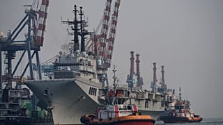 La Giuseppe Garibaldi, ex portaerei della Marina Militare Italiana, arriva al porto di Tanjung Priok a Giacarta, Indonesia, venerdì 18 settembre 2026