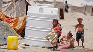 يمنيون نازحون يلعبون في مخيم الفردوس في رأس عمران، على المشارف الغربية لمدينة عدن، اليمن، الثلاثاء 22 سبتمبر 2026. 