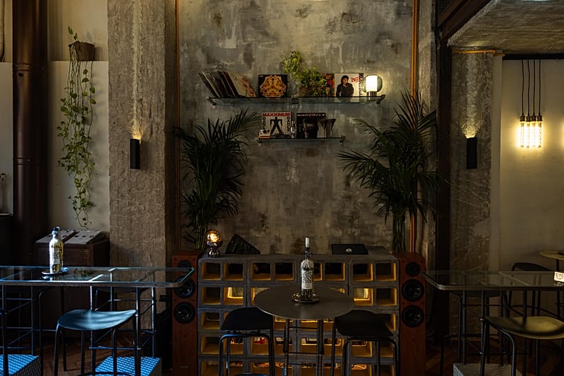 Naked in Athens debutó en la lista