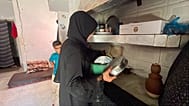 الطفلة لارا زقوت، 14 عاما ترعى أشقاءها بعد مقتل والديها وجدها، مخيم النصيرات، وسط قطاع غزة