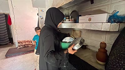 الطفلة لارا زقوت، 14 عاما ترعى أشقاءها بعد مقتل والديها وجدها، مخيم النصيرات، وسط قطاع غزة
