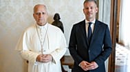 A Vatikáni Média felvételén XIV. Leó pápa (b) magánkihallgatáson fogadja Magyar Péter miniszterelnököt a vatikáni dolgozószobájában 2026. szeptember 24-én.  