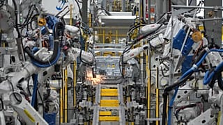 Archiwum. Roboty spawają karoserię samochodu w fabryce Vinfast w Hai Phong w Wietnamie, 29 września 2023 r.