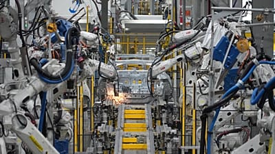 Archivbild: Roboter verschweißen einen Auto-Rohbau im VinFast-Werk in Hai Phong in Vietnam, am 29. September 2023