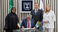 الرئيس الصوماليلاندي عبد الرحمن محمد عبد الله وزوجته خلال لقاء مع الرئيس الإسرائيلي إسحاق هرتسوغ وزوجته في القدس، 14 حزيران/يونيو 2026.   