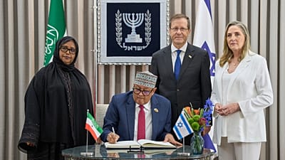 الرئيس الصوماليلاندي عبد الرحمن محمد عبد الله وزوجته خلال لقاء مع الرئيس الإسرائيلي إسحاق هرتسوغ وزوجته في القدس، 14 حزيران/يونيو 2026.   