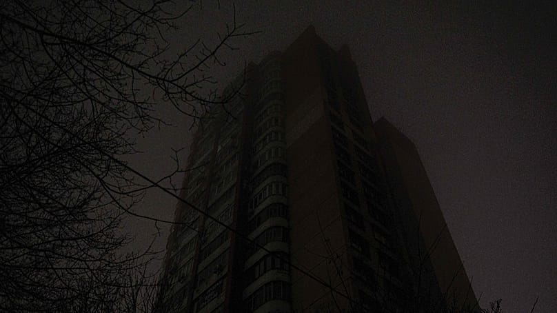 Ein Wohnhaus, das während eines Stromausfalls in Kyjiw am 20. November 2025 von der Stromversorgung abgeschnitten ist.