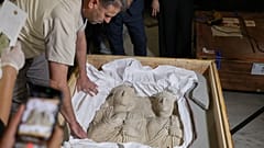 TEMSİLİ FOTOĞRAF - Şam'daki Ulusal Müze'de bir çalışan, MS 2. ve 3. yüzyıllara tarihlenen Palmira dönemi mezar kabartmalarının bulunduğu sandığı açıyor, 8 Temmuz 2026. 