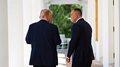  الرئيس دونالد ترامب والرئيس البولندي كارول ناوروكي، على اليمين، يسيران على طول الرواق باتجاه المكتب البيضاوي في البيت الأبيض، 3 سبتمبر/أيلول 2025، في واشنطن. (AP Photo/Evan V