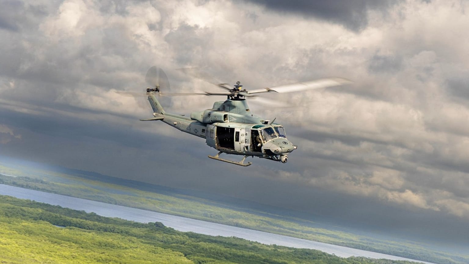 Un helicóptero UH-1Y Venom del Cuerpo de Marines de EE.UU., sobrevuela Tumaco, Colombia, el 27 de agosto de 2026.