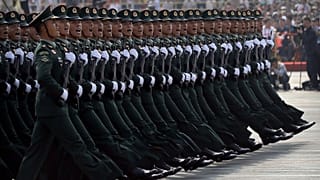 جنود من جيش التحرير الشعبي الصيني خلال عرض عسكري في بكين عام 2019.