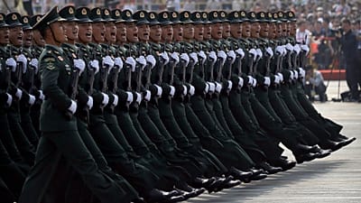 جنود من جيش التحرير الشعبي الصيني خلال عرض عسكري في بكين عام 2019.