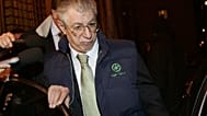 Il leader del partito Lega Nord Umberto Bossi lascia il Senato italiano a Roma giovedì 10 novembre 2011