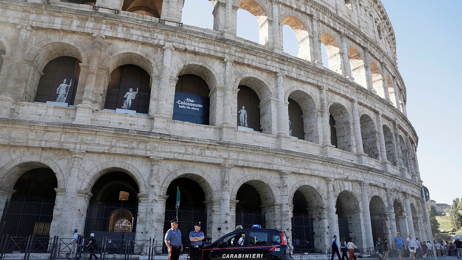 Carabinieri di pattuglia davanti al Colosseo, chiuso al pubblico in segno di lutto per la morte di un operaio, Roma, 23 settembre 2026