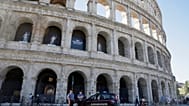 Carabinieri di pattuglia davanti al Colosseo, chiuso al pubblico in segno di lutto per la morte di un operaio, Roma, 23 settembre 2026