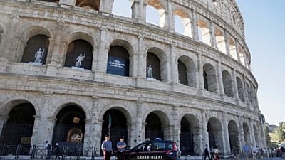 Carabinieri di pattuglia davanti al Colosseo, chiuso al pubblico in segno di lutto per la morte di un operaio, Roma, 23 settembre 2026