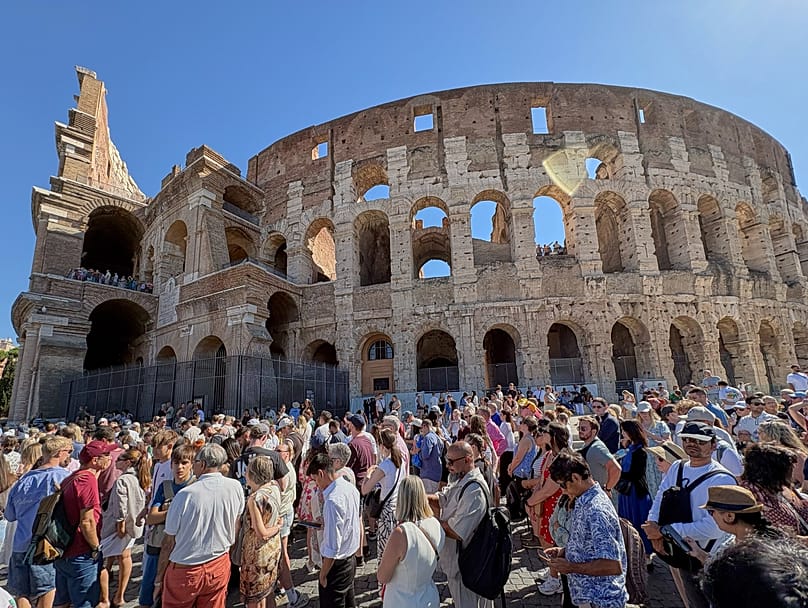 Turisti attendono fuori dal Colosseo, chiuso al pubblico in segno di lutto per la morte di un lavoratore. Roma, 23 settembre 2026