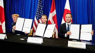Die Regierungschefs von Dänemark und Grönland sowie der US-Präsident bei der Unterzeichnung eines Sicherheitsabkommens zwischen USA, Dänemark und Grönland im UN-Hauptquartier.