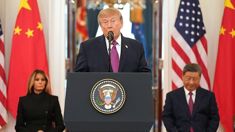 الرئيس الأميركي ترامب يتحدث بحضور عقيلته ميلانيا والرئيس الصيني شي جينبينغ خلال مراسم استقبال في البيت الأبيض بواشنطن، الخميس 24 سبتمبر 2026.