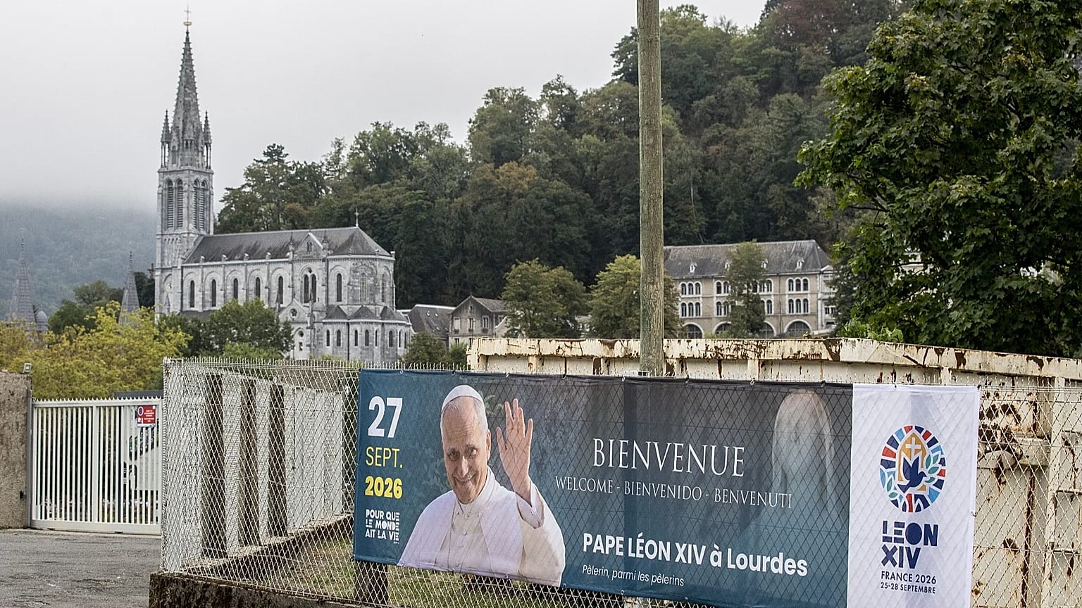 Une banderole annonce la prochaine visite du pape Léon XIV à Lourdes.