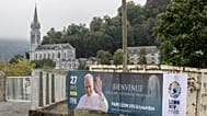 Une banderole annonce la prochaine visite du pape Léon XIV à Lourdes.