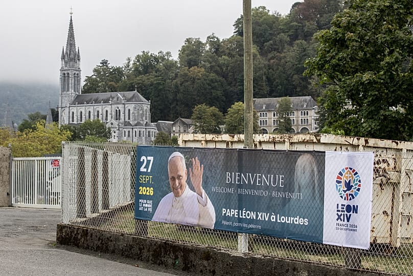 Lourdes se prépare à la visite du pape.