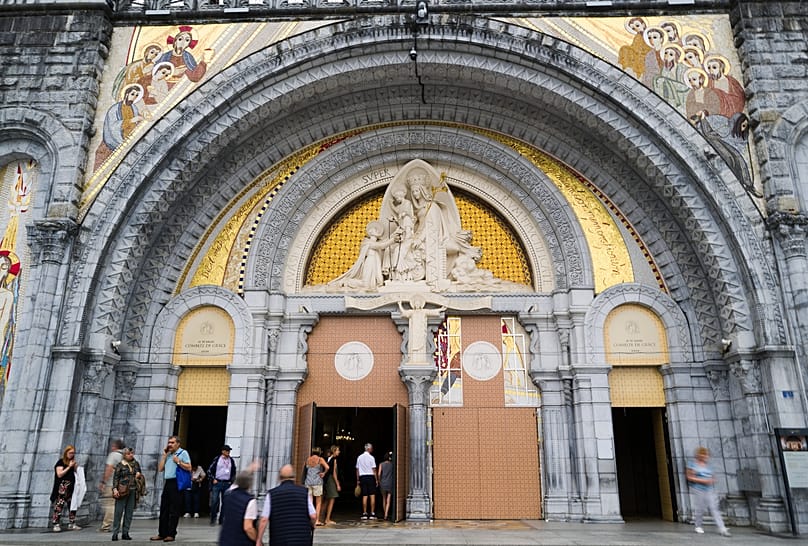 Des fidèles entrent dans la basilique Notre-Dame du Rosaire à Lourdes, dans le sud-ouest de la France, mardi 8 septembre 2026.