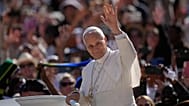 Photo d'archive : le pape Léon XIV arrive pour son audience générale hebdomadaire, place Saint-Pierre, au Vatican, le 23 septembre 2026.