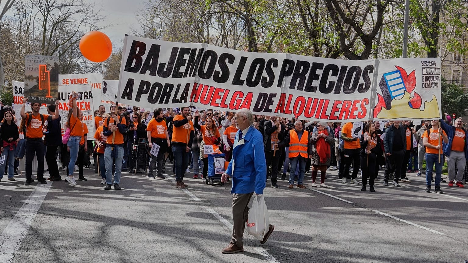 Archivo: Un hombre cruza la calle frente a una manifestación contra los elevados precios de la vivienda en Madrid, España, el 5 de abril de 2025.  