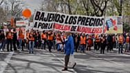Archivo: Un hombre cruza la calle frente a una manifestación contra los elevados precios de la vivienda en Madrid, España, el 5 de abril de 2025.  