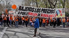 Archivo: Un hombre cruza la calle frente a una manifestación contra los elevados precios de la vivienda en Madrid, España, el 5 de abril de 2025.  