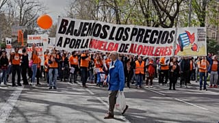 Archivo: Un hombre cruza la calle frente a una manifestación contra los elevados precios de la vivienda en Madrid, España, el 5 de abril de 2025.  