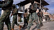 Archivo: Varios soldados patrullan el barrio El Porvenir durante una operación terrestre en Manta, Ecuador, el miércoles 26 de agosto de 2026
