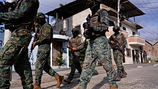 Archivo: Varios soldados patrullan el barrio El Porvenir durante una operación terrestre en Manta, Ecuador, el miércoles 26 de agosto de 2026