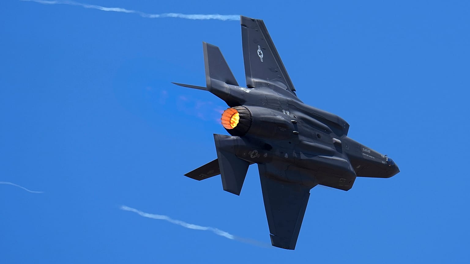 ABD Hava Kuvvetleri'ne ait F-35 savaş uçağı, Hindistan'ın Bengaluru kentindeki Yelahanka Hava Üssü'nde düzenlenen Aero India'da akrobasi manevraları yapıyor, 14 Şubat 2023.