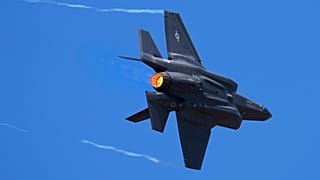 ABD Hava Kuvvetleri'ne ait F-35 savaş uçağı, Hindistan'ın Bengaluru kentindeki Yelahanka Hava Üssü'nde düzenlenen Aero India'da akrobasi manevraları yapıyor, 14 Şubat 2023.