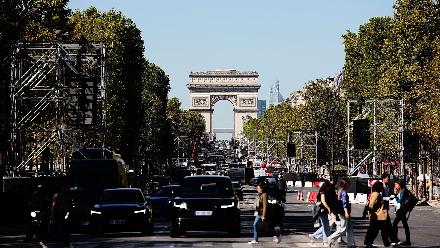 I Champs-Élysées si preparano per la messa che Papa Leone XIV celebrerà durante la sua visita a Parigi