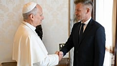 XIV. Leó pápa magánkihallgatáson fogadja Magyar Péter miniszterelnököt a vatikáni dolgozószobájában 2026. szeptember 24-én.
