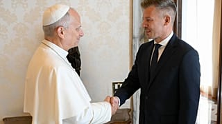 XIV. Leó pápa magánkihallgatáson fogadja Magyar Péter miniszterelnököt a vatikáni dolgozószobájában 2026. szeptember 24-én.