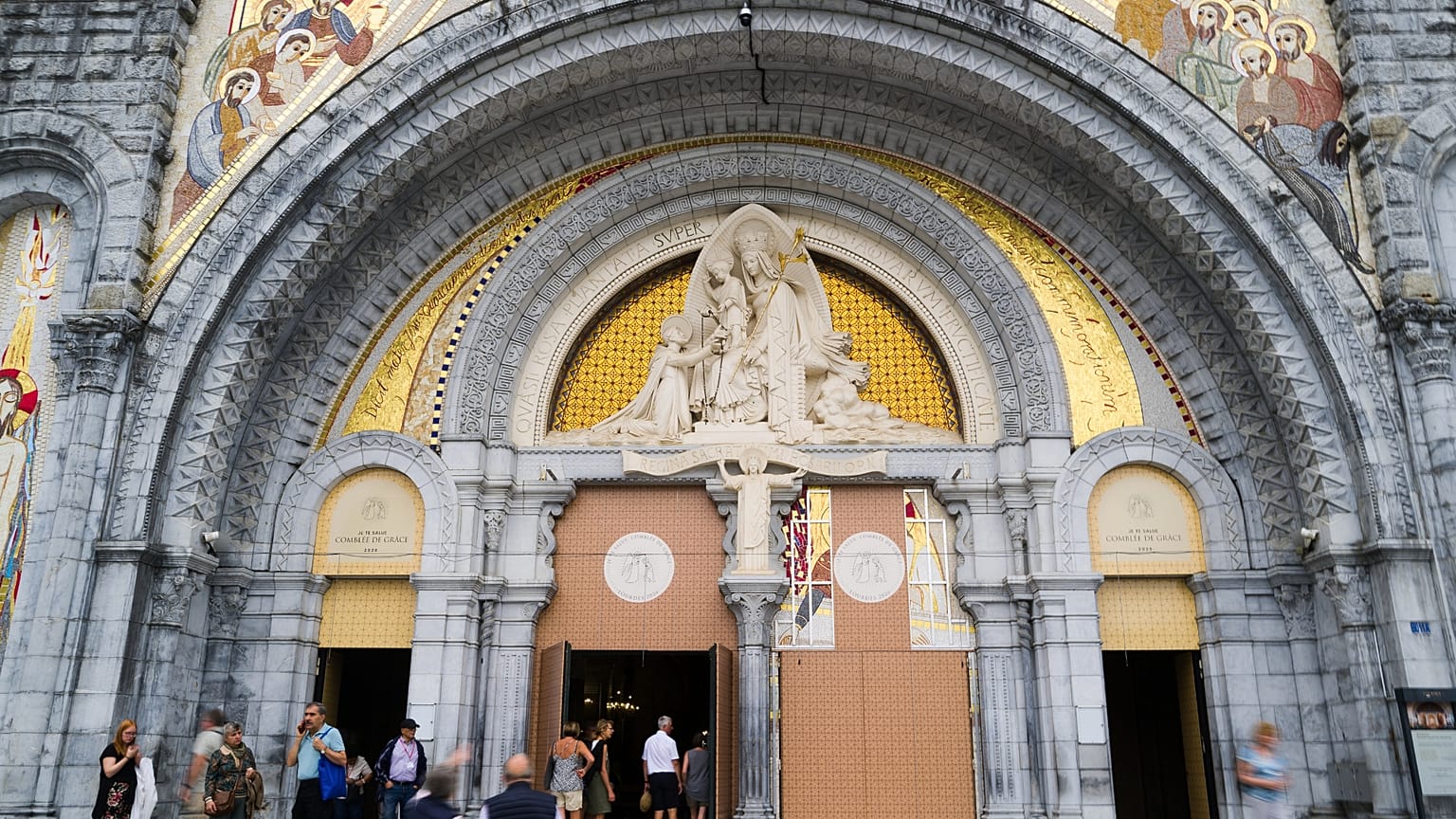 Des fidèles entrent dans la basilique Notre-Dame-du-Rosaire à Lourdes,  le mardi 8 septembre 2026.