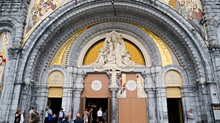 Des fidèles entrent dans la basilique Notre-Dame-du-Rosaire à Lourdes,  le mardi 8 septembre 2026.