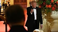 El presidente Donald Trump gesticula durante la cena de Estado ofrecida al presidente chino Xi Jinping en el Salón Este