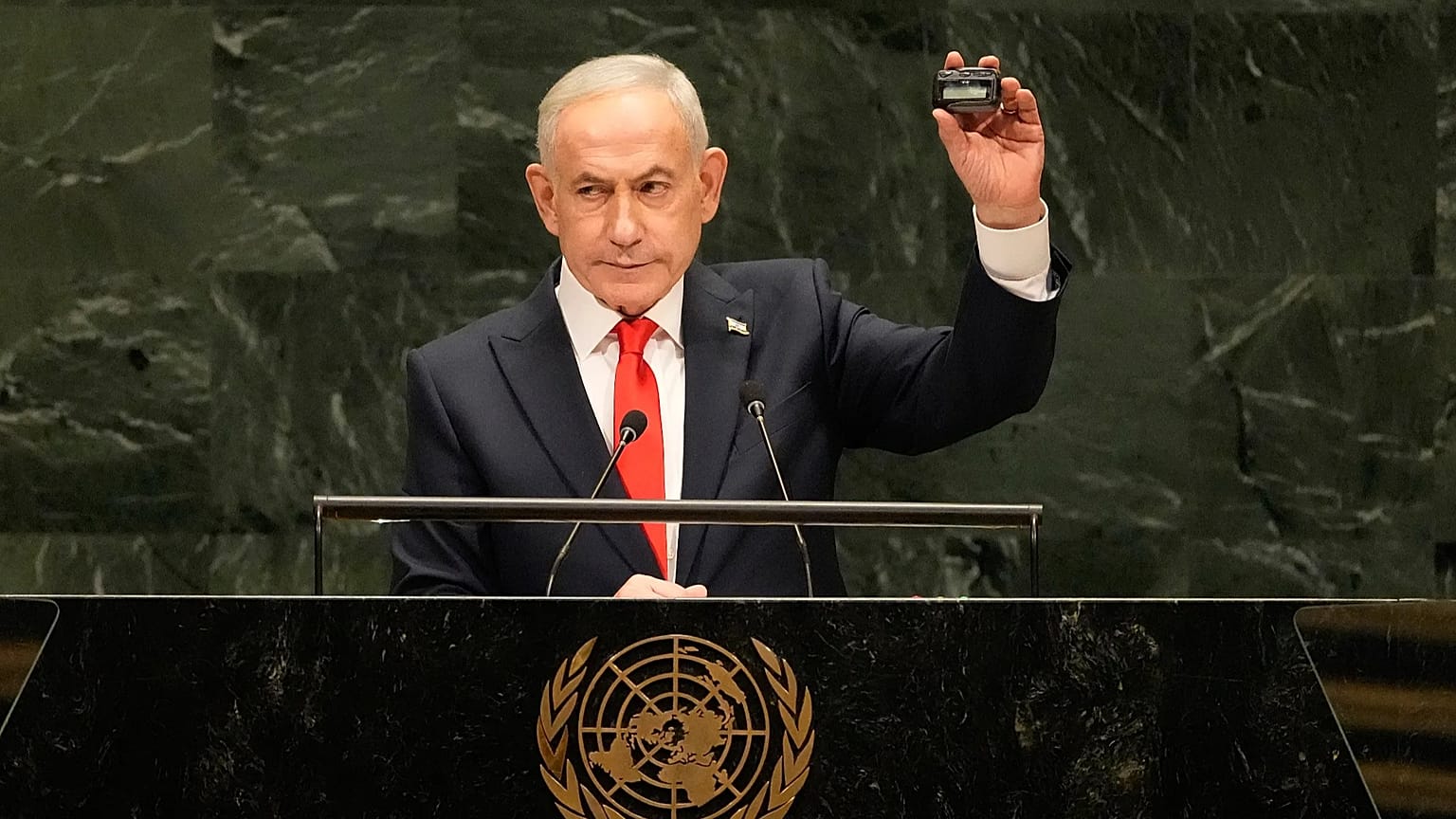 İsrail Başbakanı Binyamin Netanyahu, 81. Birleşmiş Milletler Genel Kurulu oturumunda konuşurken elinde bir cihaz tutuyor. 24 Eylül 2026 Perşembe