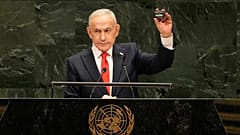 İsrail Başbakanı Binyamin Netanyahu, 81. Birleşmiş Milletler Genel Kurulu oturumunda konuşurken elinde bir cihaz tutuyor. 24 Eylül 2026 Perşembe