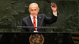 İsrail Başbakanı Binyamin Netanyahu, 81. Birleşmiş Milletler Genel Kurulu oturumunda konuşurken elinde bir cihaz tutuyor. 24 Eylül 2026 Perşembe