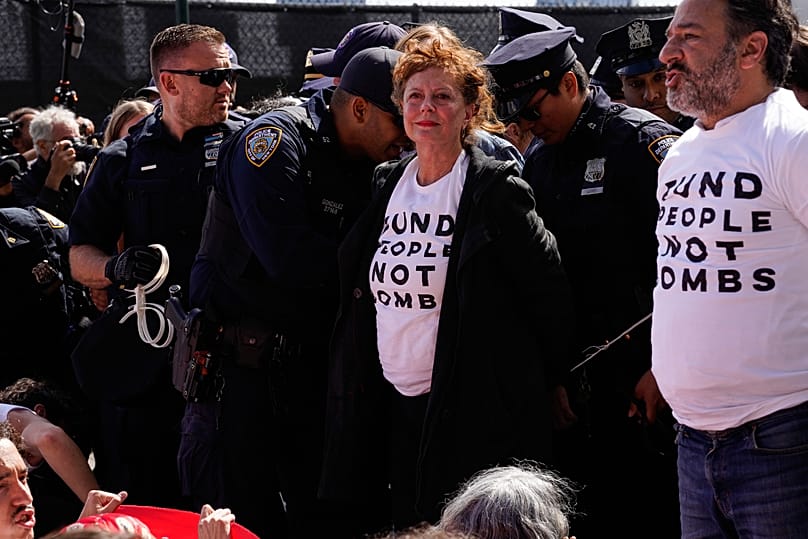 İsrail lideri Netanyahu'nun 81. BM Genel Kurulu'ndaki konuşması öncesinde New York'taki protestolarda, oyuncu Susan Sarandon (ortada) da gözaltına alındı. 24 Eylül 2026
