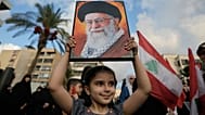 طفلة ترفع صورة المرشد الأعلى الإيراني الراحل علي خامنئي، في منطقة حارة حريك بالضاحية الجنوبية لبيروت، الثلاثاء 22 أيلول/سبتمبر 2026. 